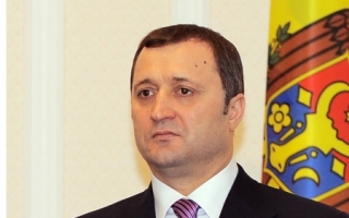 Vlad Filat: Domnule Roibu, cum se face oprirea automobilelor? Dupa miros?