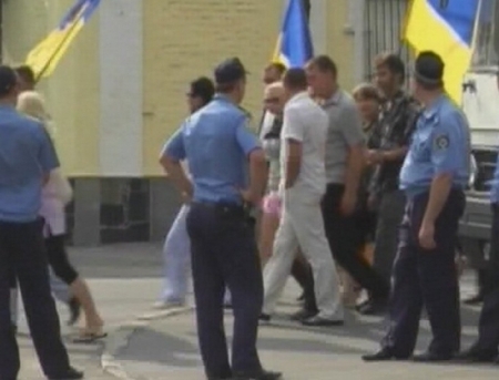 VIDEO. Simpatizantii si opozantii Iuliei Timosenko s-au batut la Harkov! De la ce a pornit totul