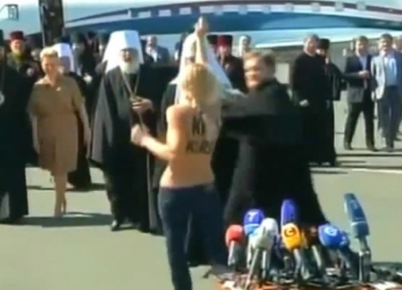VIDEO. Patriarhul Kiril, atacat de o femeie cu sanii goi la Kiev! Ce a infuriat-o pe activista! 