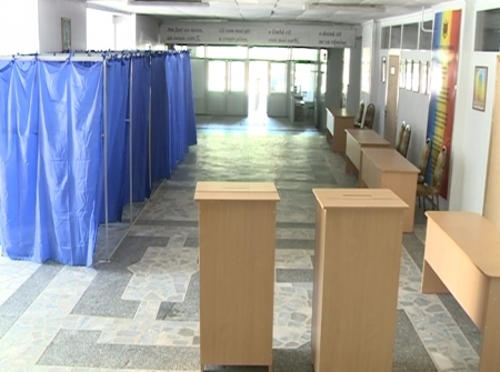 VIDEO. Gata de referendum! Cetatenii romani din Moldova sunt asteptati la urne! Sectiile de votare, amenajate