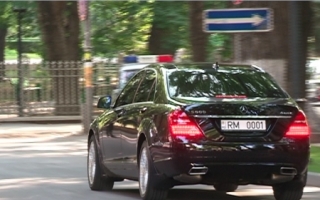 VIDEO. Masini pentru demnitari, drapel la Guvern si sute de mii de euro despagubiri! Pe ce arunca banii autoritatile
