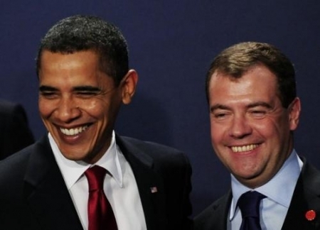 Obama si Medvedev isi incep ziua pe twitter si facebook