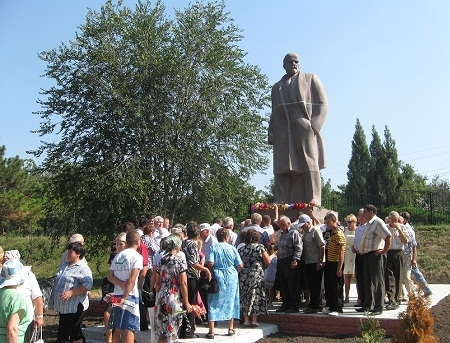 Dat jos si pus la loc. Monumentul lui Lenin din Rascani, restaurat 