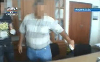 VIDEO. Dosarul presedintelui raionului Basarabeasca si al altor functionari prinsi cu mita, a ajuns in judecata!