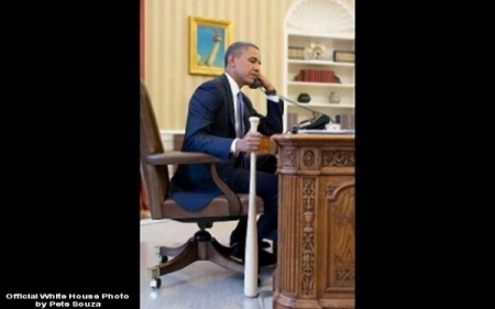 Gafa oficiala. Barack Obama tine in mana o bata de baseball in timp ce vorbeste cu premierul Turciei