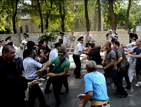 VIDEO. Tablou de razboi la Balti. Incercarea de a organiza un Mars al Unirii s-a soldat cu violente si capete sparte