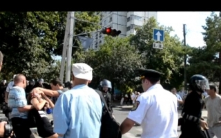 A fost retinut un tanar, suspectat ca ar fi agresat un reporter in timpul altercatiilor de la Balti!