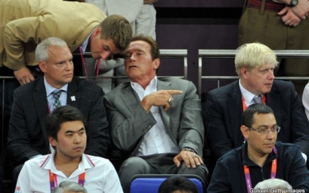 Victor Ponta, alaturi de Arnold Schwarzenegger, la finala olimpica de la baschet