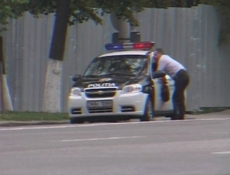 VIDEO. Sa nu mestece guma si sa nu aiba la ei mai mult de 100 de lei. Asa trebuie sa iasa la serviciu agentii de circulatie