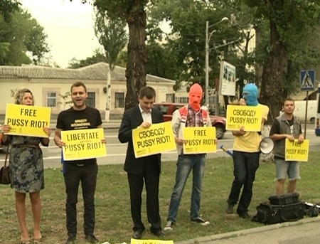 VIDEO. Pussy Riot au sustinatori si la Chisinau. Protest cu masti in fata Ambasadei Rusiei