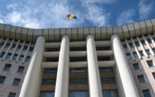 VIDEO. Reparatie la Parlament! Muncitorii schimba pavajul din fata cladirii