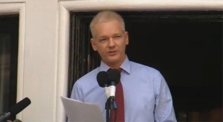 Fondatorul WikiLeaks, de la balconul ambasadei Ecuadorului, catre SUA: Incetati vanatoarea de vrajitoare