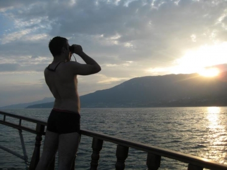 VIDEO."The Hangover" in stil moldovenesc. Deputatul comunist Sergiu Sarbu a fost la agatat fete la mare