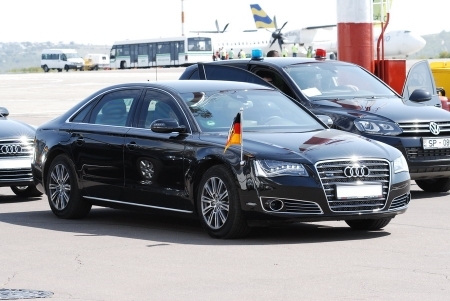 VIDEO. Angela Merkel, plimbata cu un AUDI A8 blindat! Masina de 1.000.000 $ destinata cancelarului