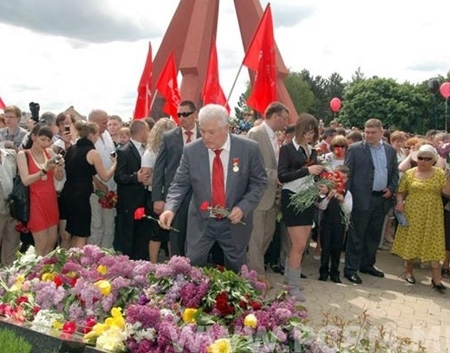 VIDEO. PCRM a depus flori la Memorialul Eternitatea. Voronin: Trebuie sa punem capat proceselor unioniste