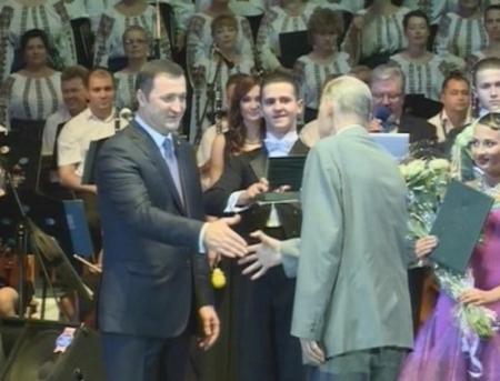 Ziua Independentei, sarbatorita mai devreme. 10 personalitati au fost premiate cu cate 100 de mii de lei