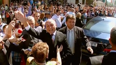 Basescu, huiduit cand o conducea pe Elena la Primarie: "Bai, si aicea si i-a pus"
