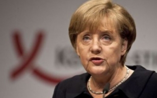 Angela Merkel, intr-o ipostaza rara: cu colegii de partid la un pahar de bere si cantand pe scena