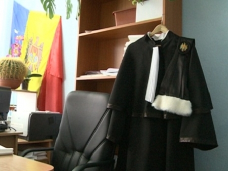 Schimbare in vestimentatia judecatorilor. Robele au fost accesorizate cu o esarfa si o blanita