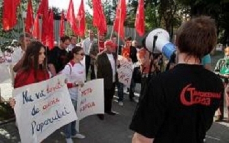 Protest in fata Parlamentului. "Cerem organizarea referendumului de aderare la Uniunea Vamala!"