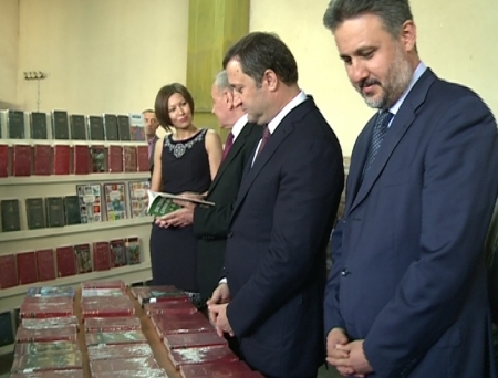 VIDEO. Darul presedintelui Basescu a ajuns la Chisinau! 1 milion de carti vor ajunge in scolile din tara