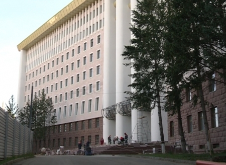 VIDEO. 150 de muncitori lucreaza de zor la reparatia cladirii Parlamentului! Cum arata acum edificiul