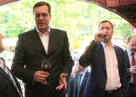 VIDEO. Muzica si voie buna la sarbatoarea Vinului! Lupu, Filat si Timofti - cu paharul in mana