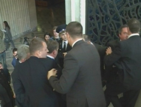 VIDEO. Bataie in Parlament! Selin nu a fost lasat sa intre la sedinta. Comunistii i-au sarit in ajutor