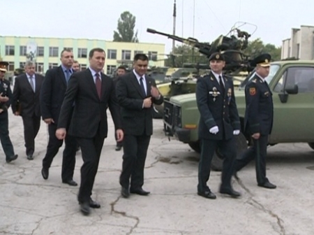 Au improvizat scene de razboi. Militarii brigazii de infanterie au sarbatorit 20 de ani de la formare