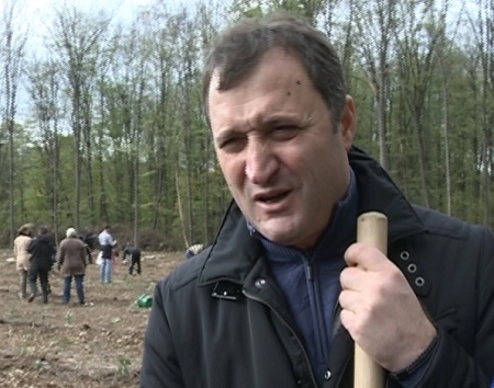 VIDEO. La munca, cu fanfara! Functionarii insitutiilor de stat, la iarba verde! Cum s-au ostenit de Ziua Inverzirii