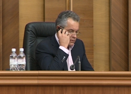 VIDEO. Comunistii: Plahotniuc sa-si dea demisia ca sa poata pleca in Cipru si Marea Britanie, unde e cercetat penal