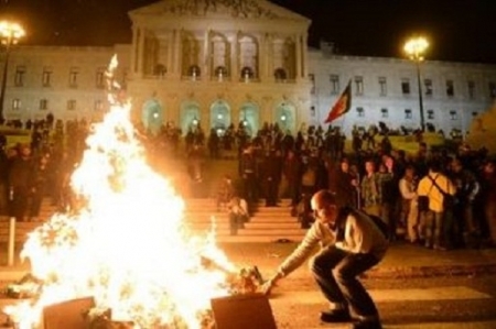 Portughezii, grecii si italienii au iesit in strada. 2013, un an extrem de greu