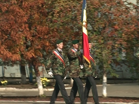VIDEO. Au daruit femeilor flori aduse din cer! Cum si-au sarbatorit aniversarea militarii de la "Fulger"