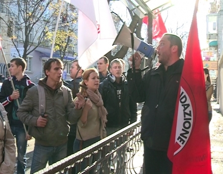 Protest cu insemne interzise in fata Ministerului de Interne! Cum a fost sustinut liderul comsomolistilor