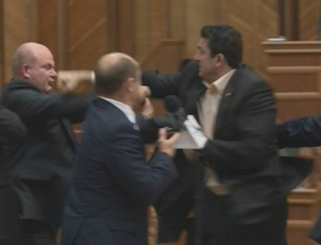 VIDEO. Noi altercatii in Parlament! Munteanu a incercat sa-l loveasca pe Cimbriciuc. Explicatia celor doi