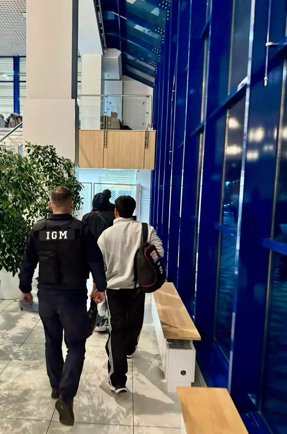 Doi străini escortați