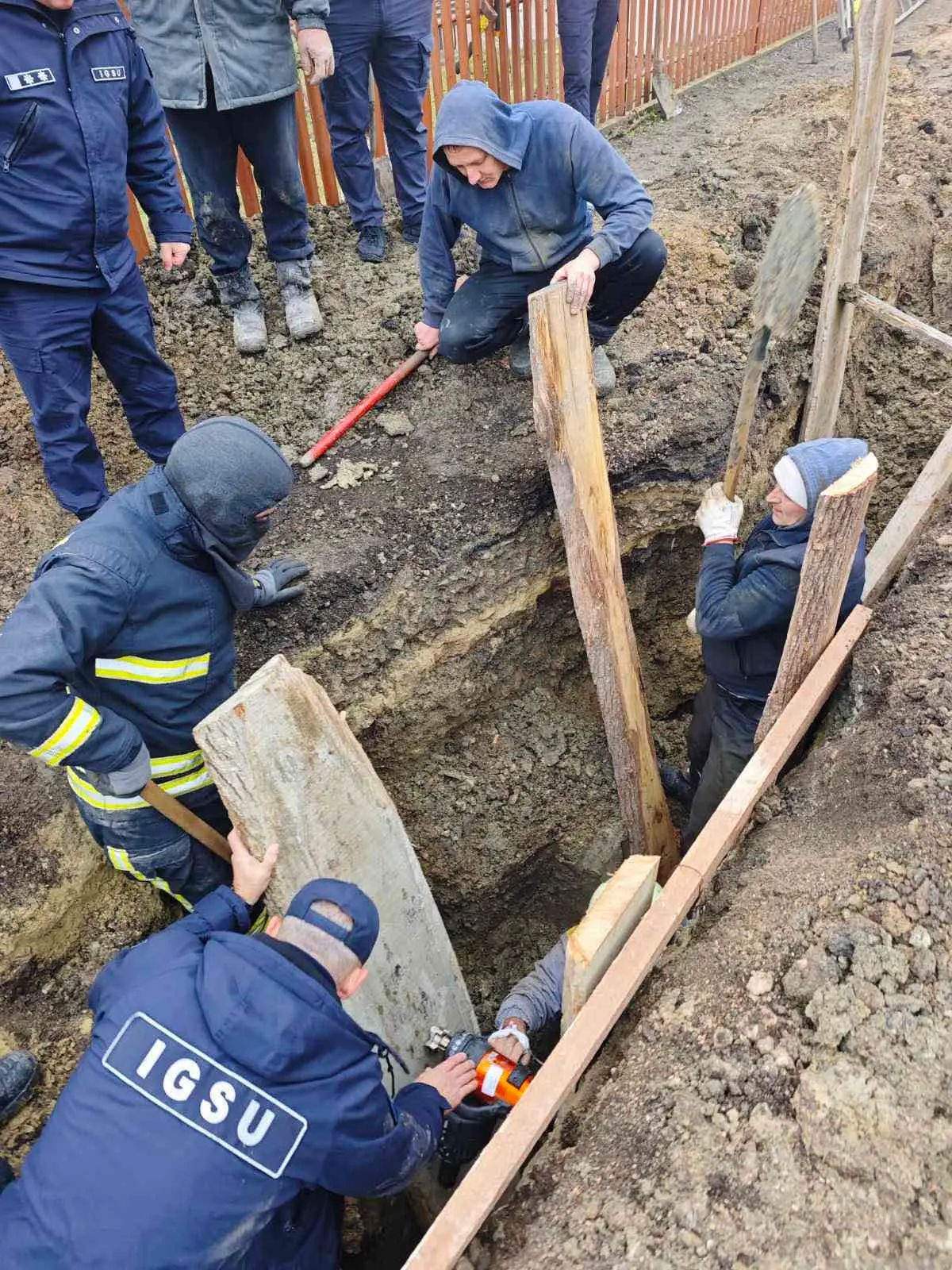 Salvatorii au evacuat o persoană blocată sub stratul de pământ