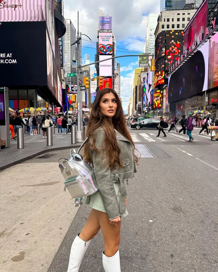 Emily Istrate - despre studiile la New York! Cum se descurcă interpreta ...