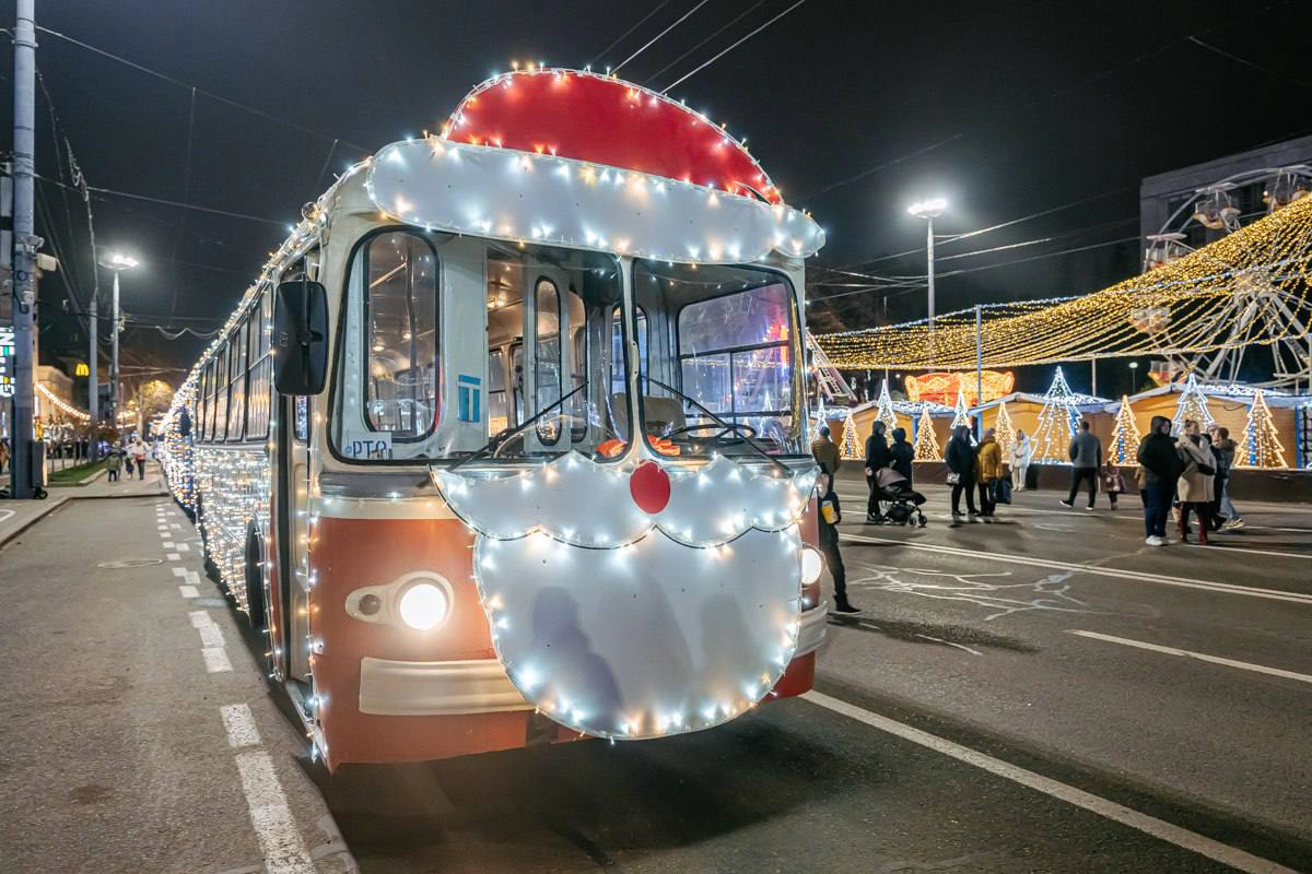 Troleibuz decorat cu luminițe