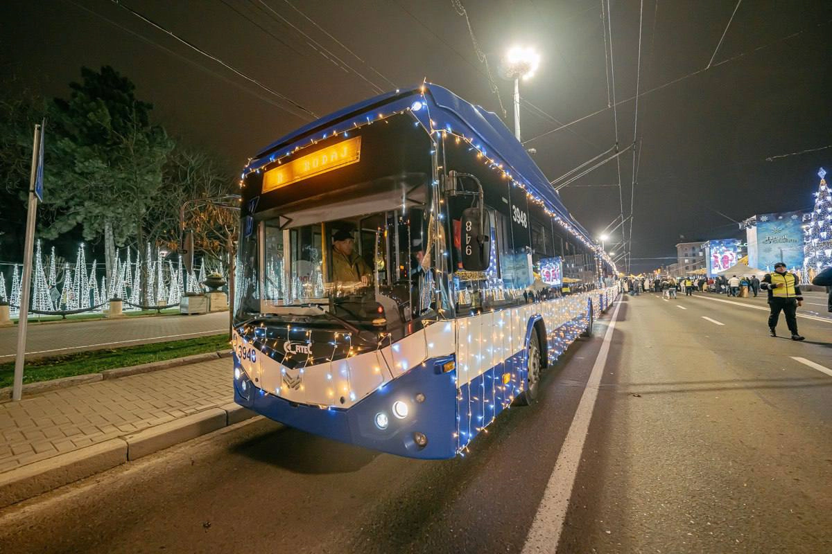 Troleibuz decorat cu luminițe