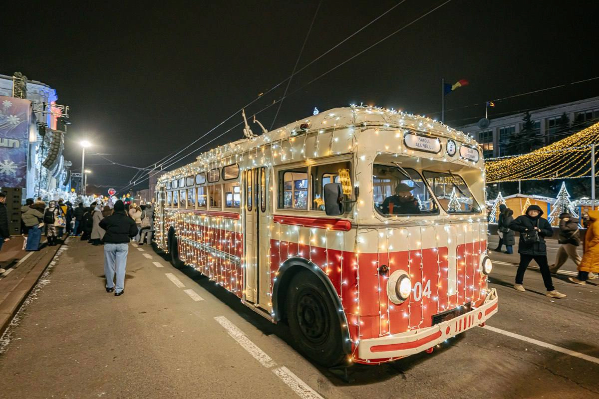 Troleibuz decorat cu luminițe