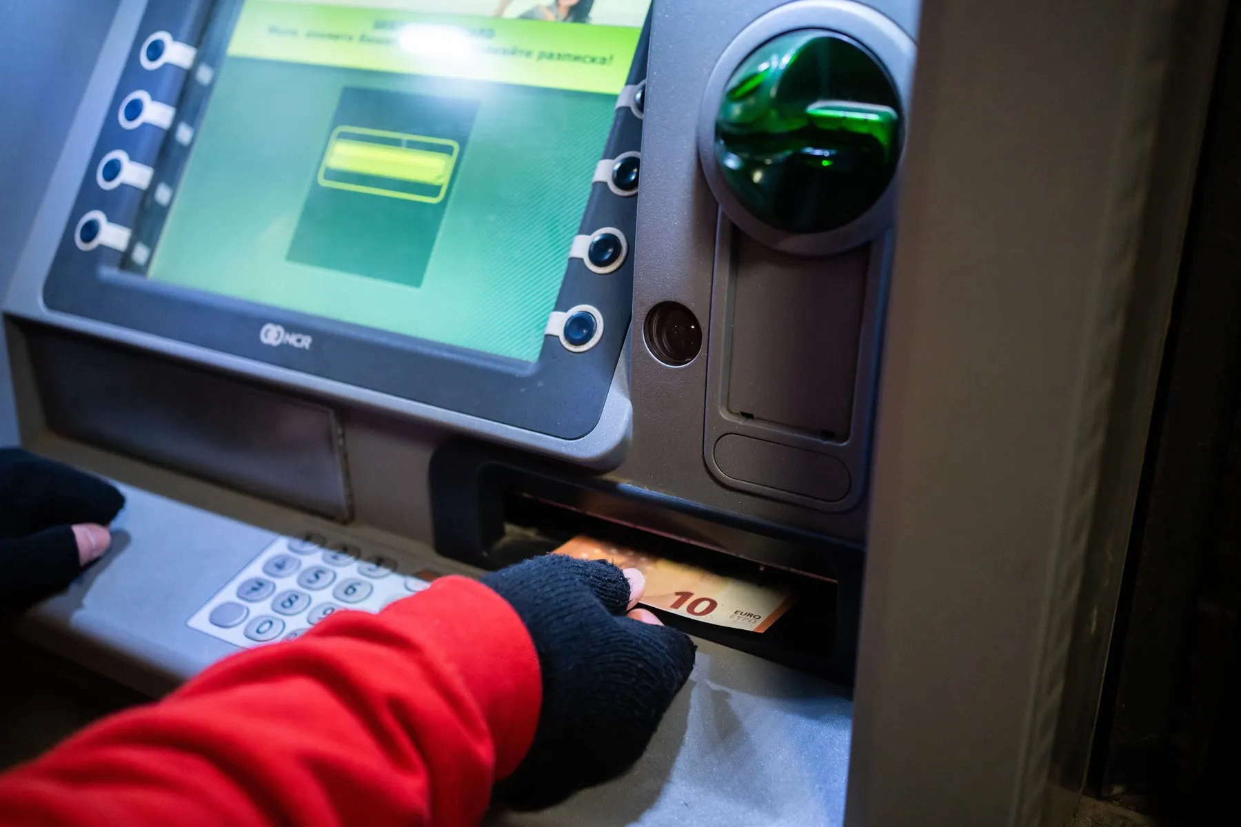 Bulgar retrăgând euro de la un bancomat 