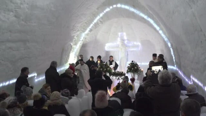  Prima biserică ecumenică de gheață din România