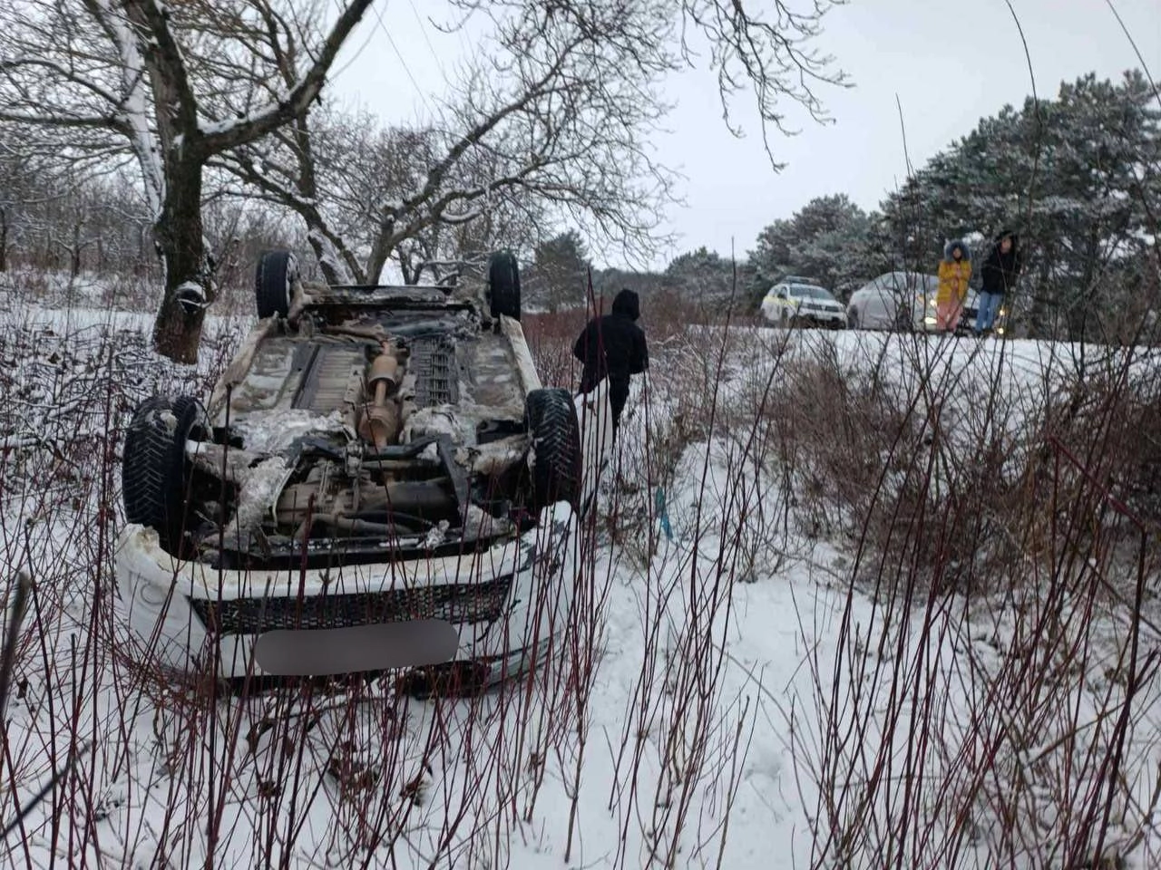 mașina răsturnată