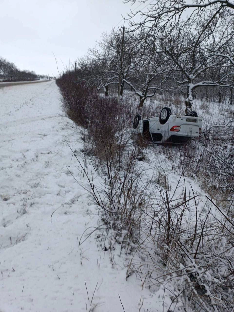 mașina răsturnată