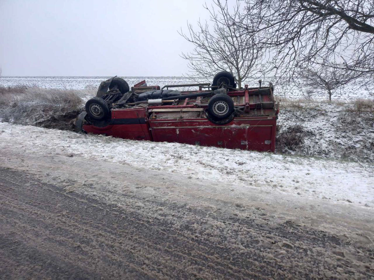 mașina răsturnată