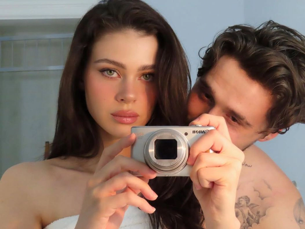 Brooklyn Beckham și soția sa