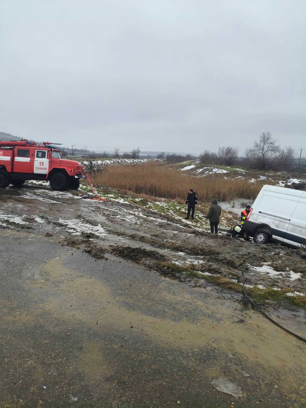 Intervenția salvatorilor și pompierilor