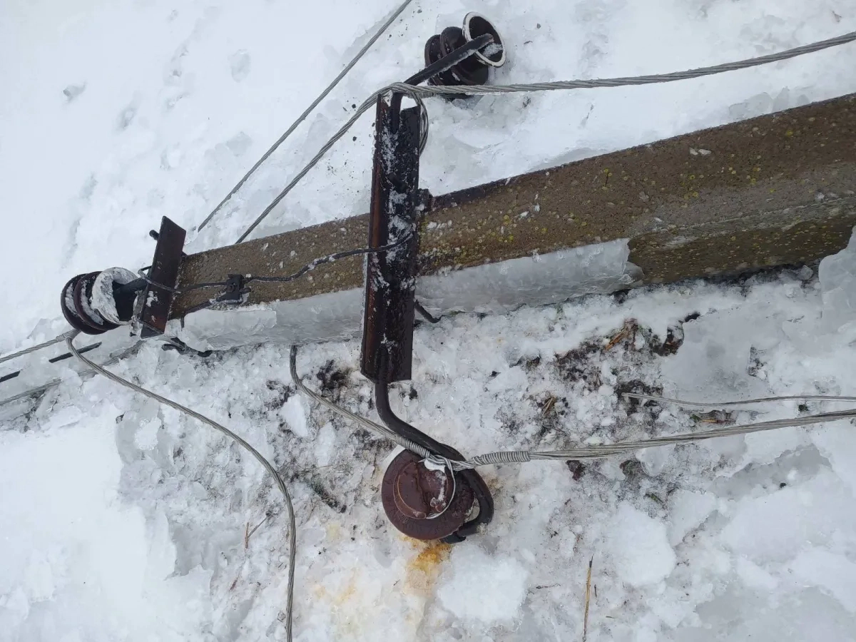 Pilon de electricate căzut la pământ