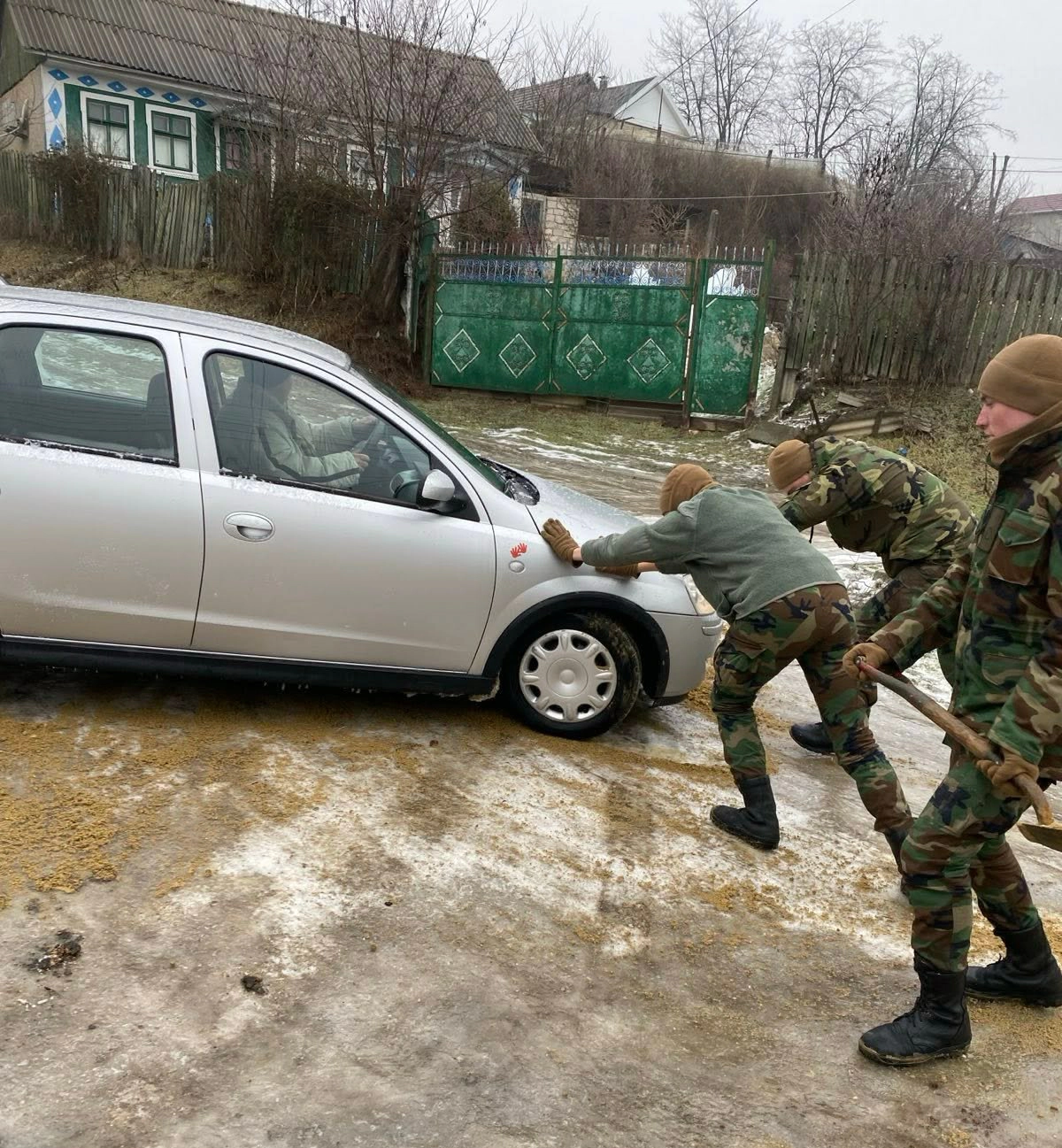 Armata Națională ajută șoferii 